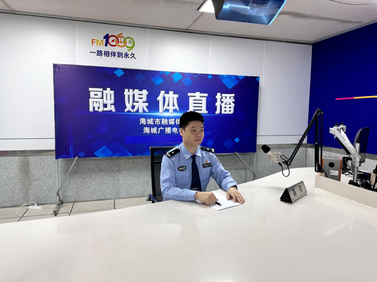 民警进直播间.jpg