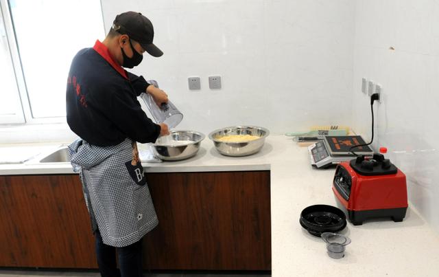 ä¸¤åªå¤§çç«ä»æ¥æµè¾¾éå±±